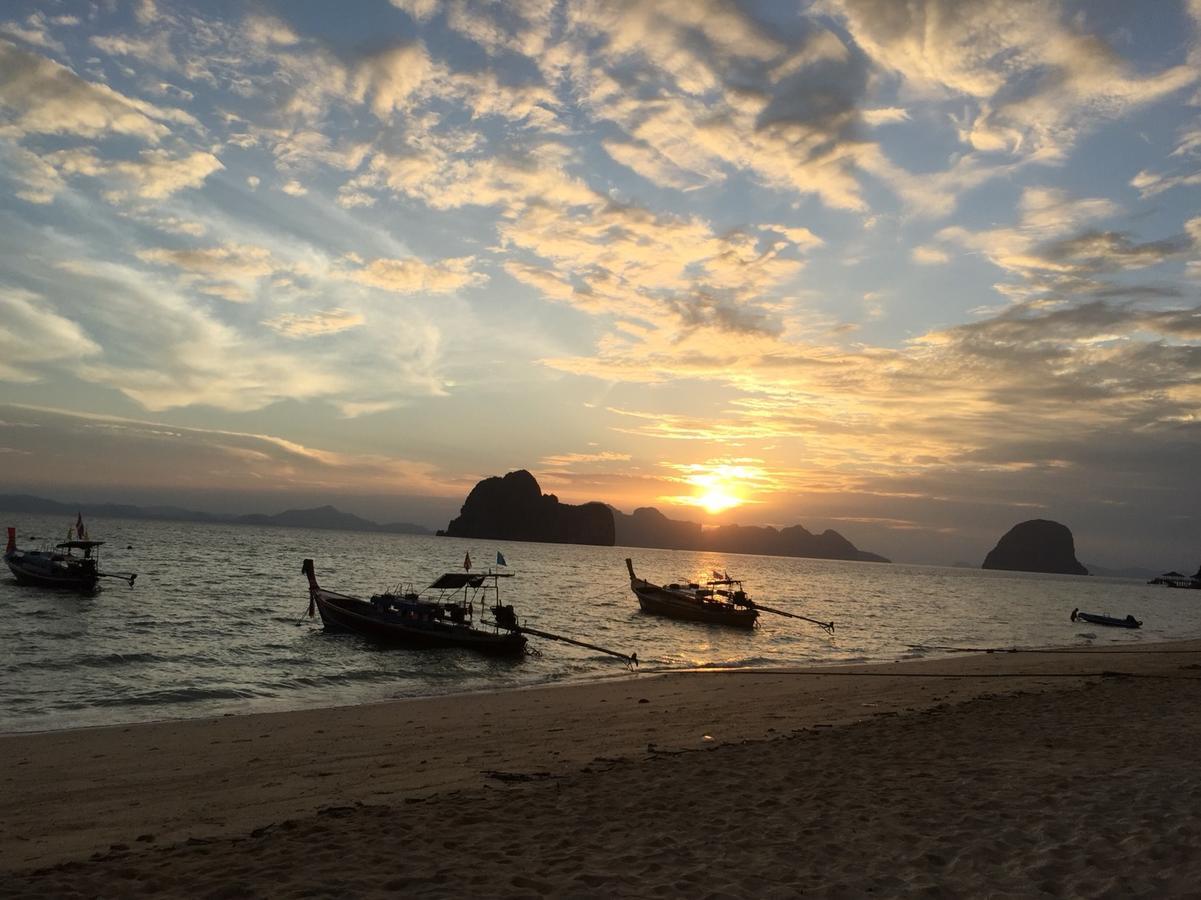 Koh Ngai Camping Restaurant @ Bar Exterior photo